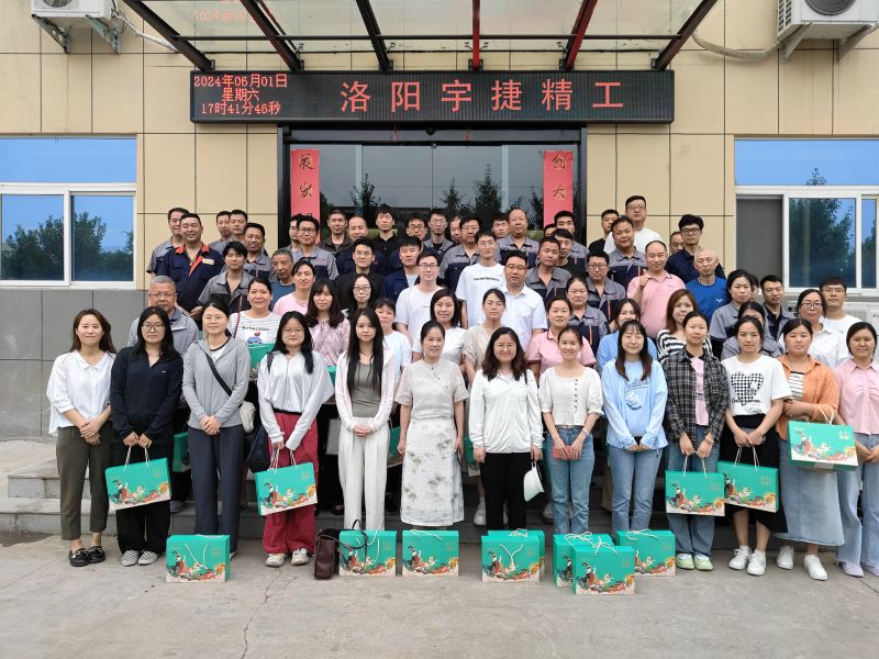 淡淡棕葉香，濃濃世間情，根根絲線連，切切情意牽！